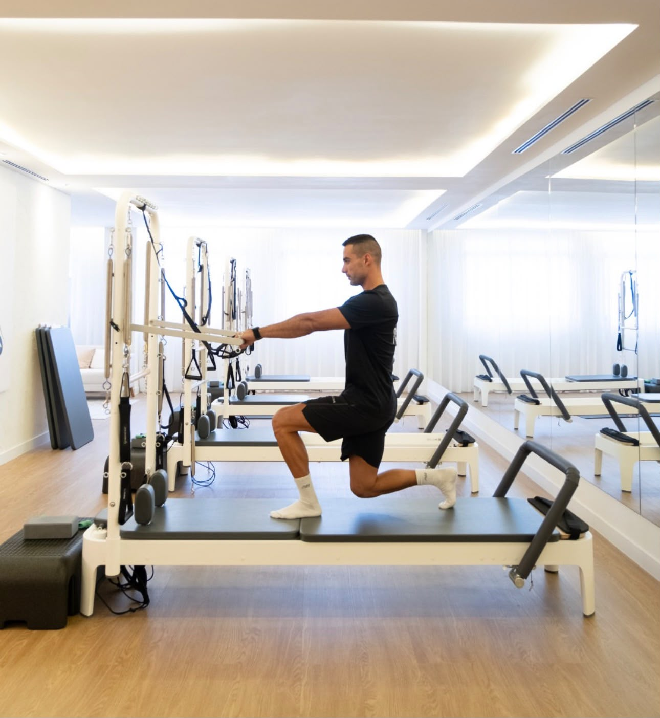Práctica de Pilates con Reformer en el estudio de Pure Pilates